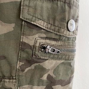 Tommy Bahama cargo camo pant size 6 women